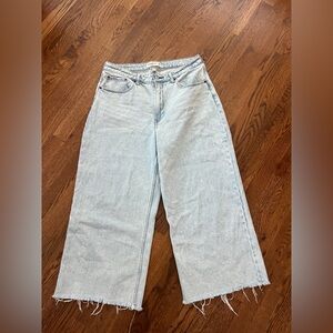 Abercrombie & Fitch The Crop Wide Leg 
High Rise. Size- 30/10s
Light Wash